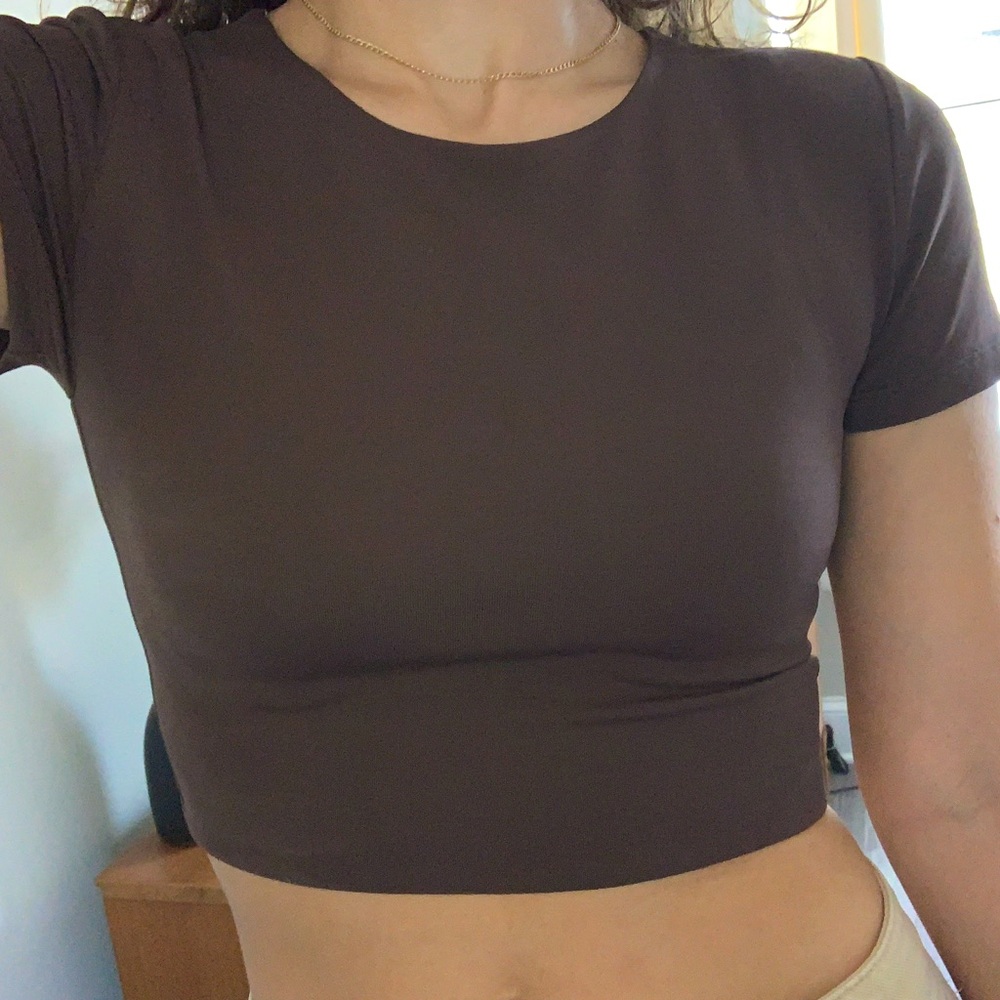 Aritzia - Babaton Contour Crop Top